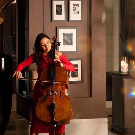 Fairmont Rijád Kültér fotó Cellist and singer