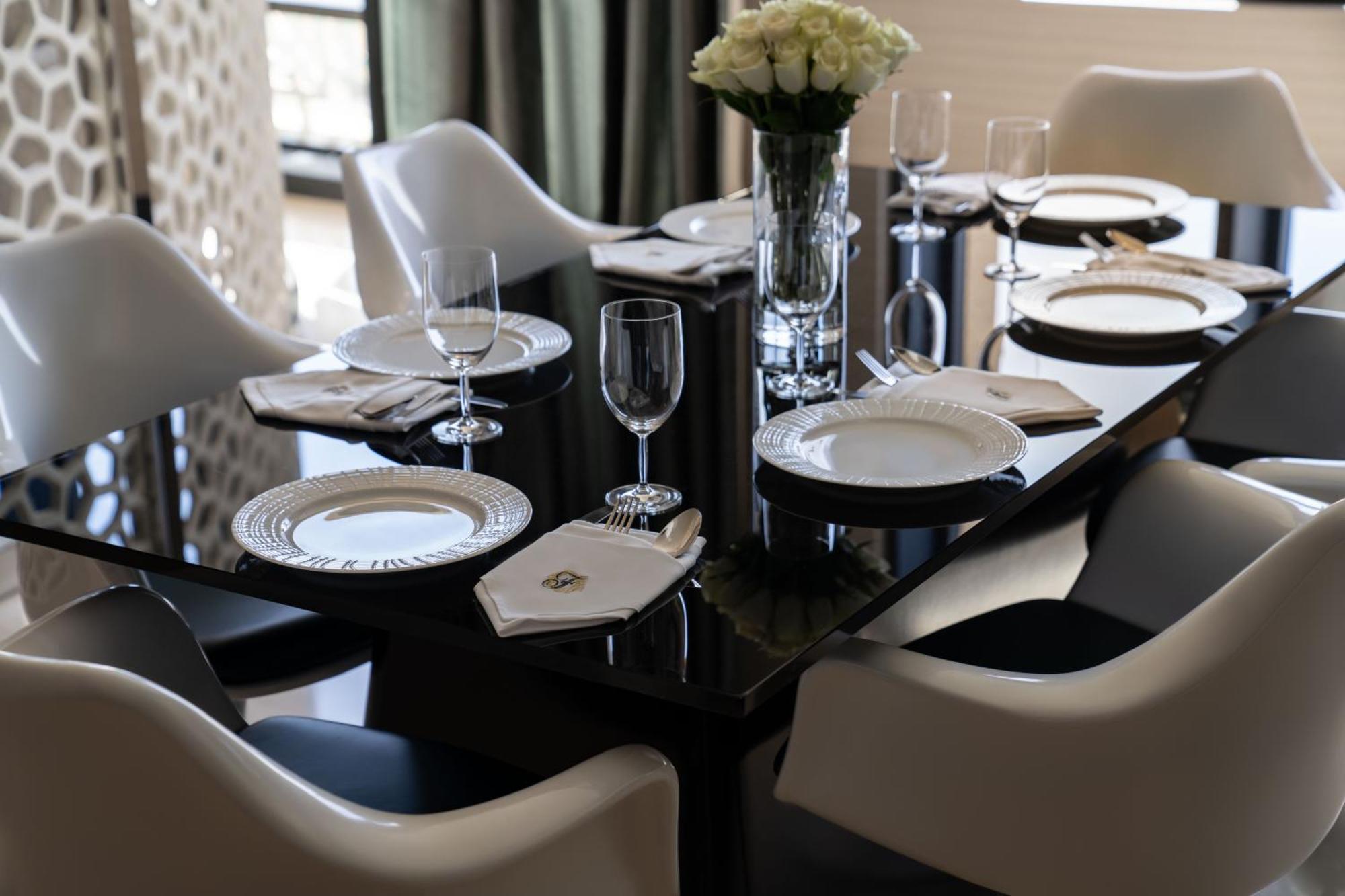 Fairmont Rijád Kültér fotó A table set for a formal dinner
