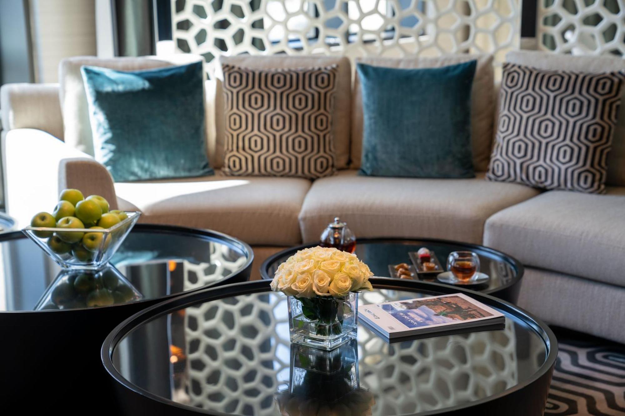 Fairmont Rijád Kültér fotó A living room at the Ritz-Carlton, DIFC