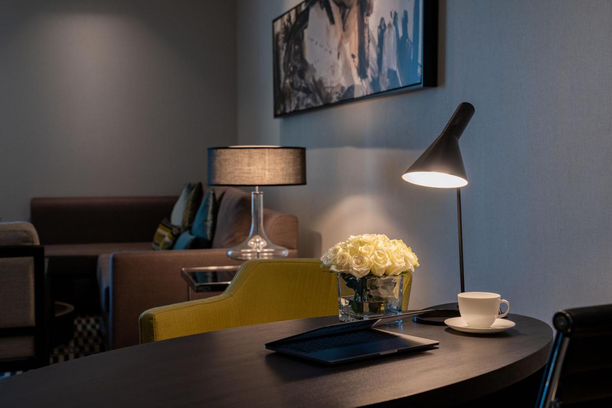 Fairmont Rijád Kültér fotó A table lamp