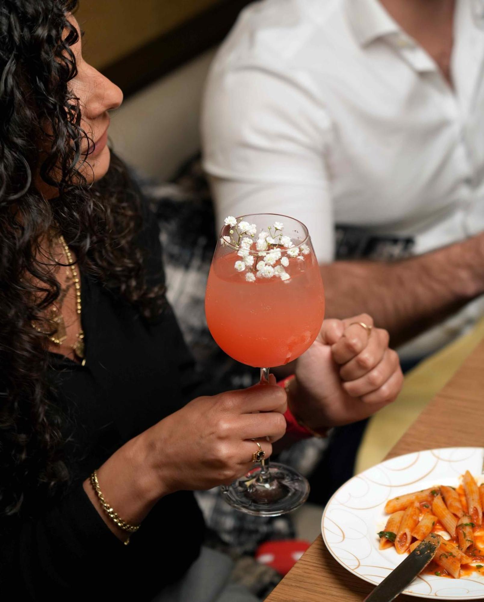 Fairmont Rijád Kültér fotó A glass of Kir royale