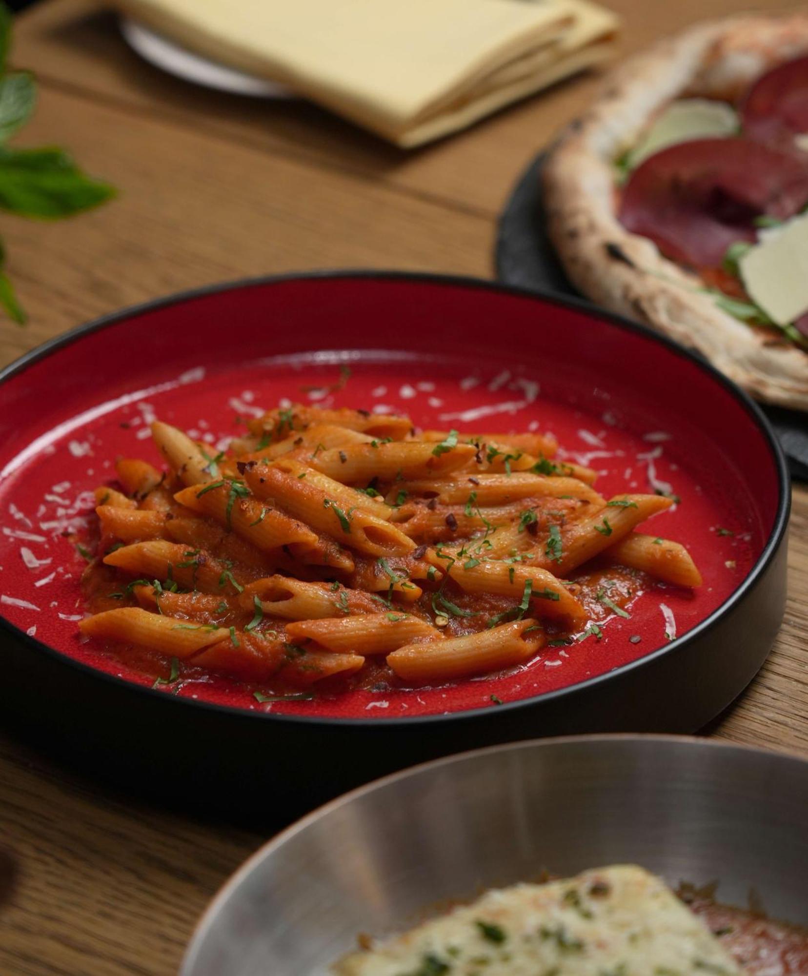 Fairmont Rijád Kültér fotó Pasta with tomato sauce