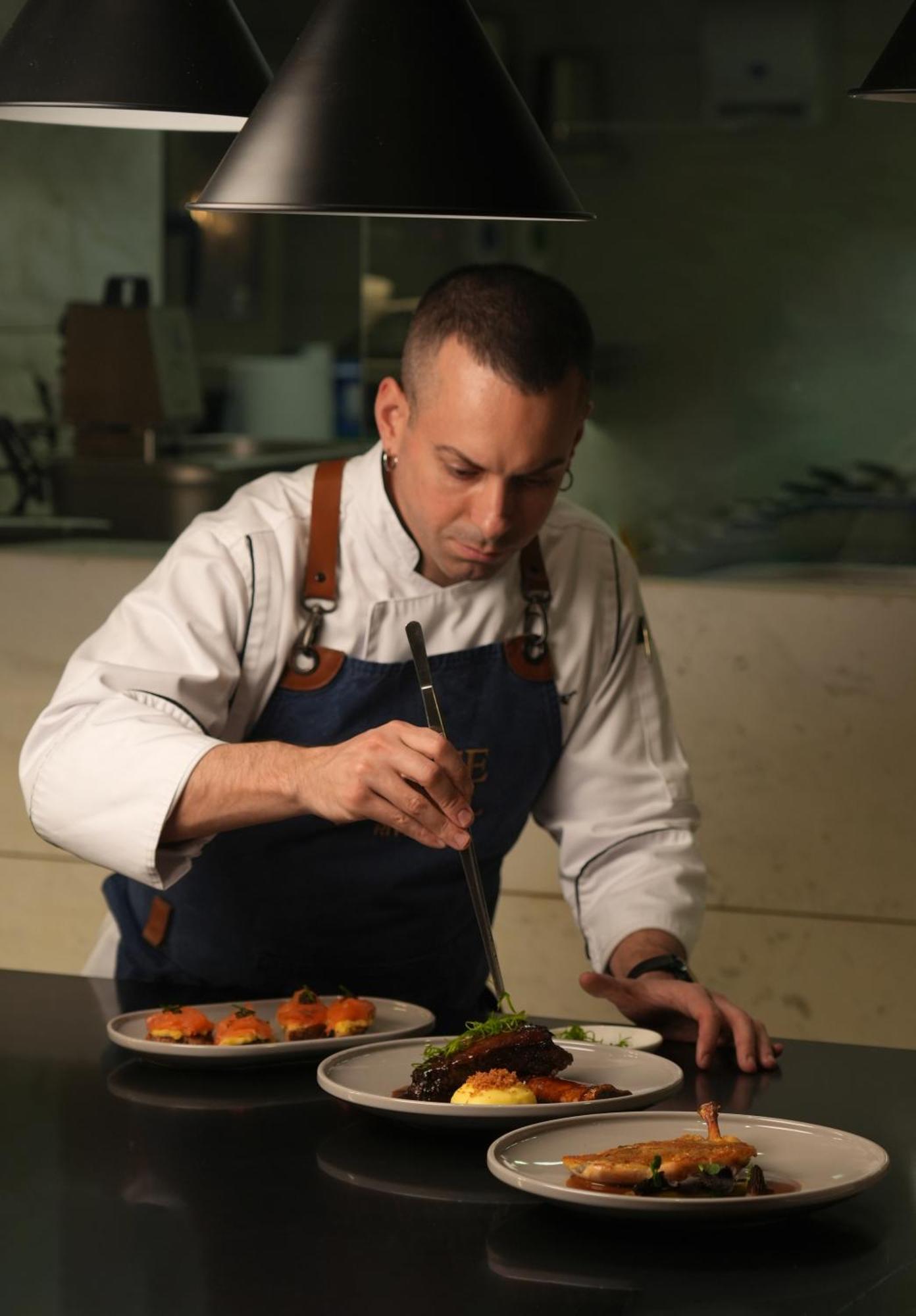 Fairmont Rijád Kültér fotó Chef preparing a dish