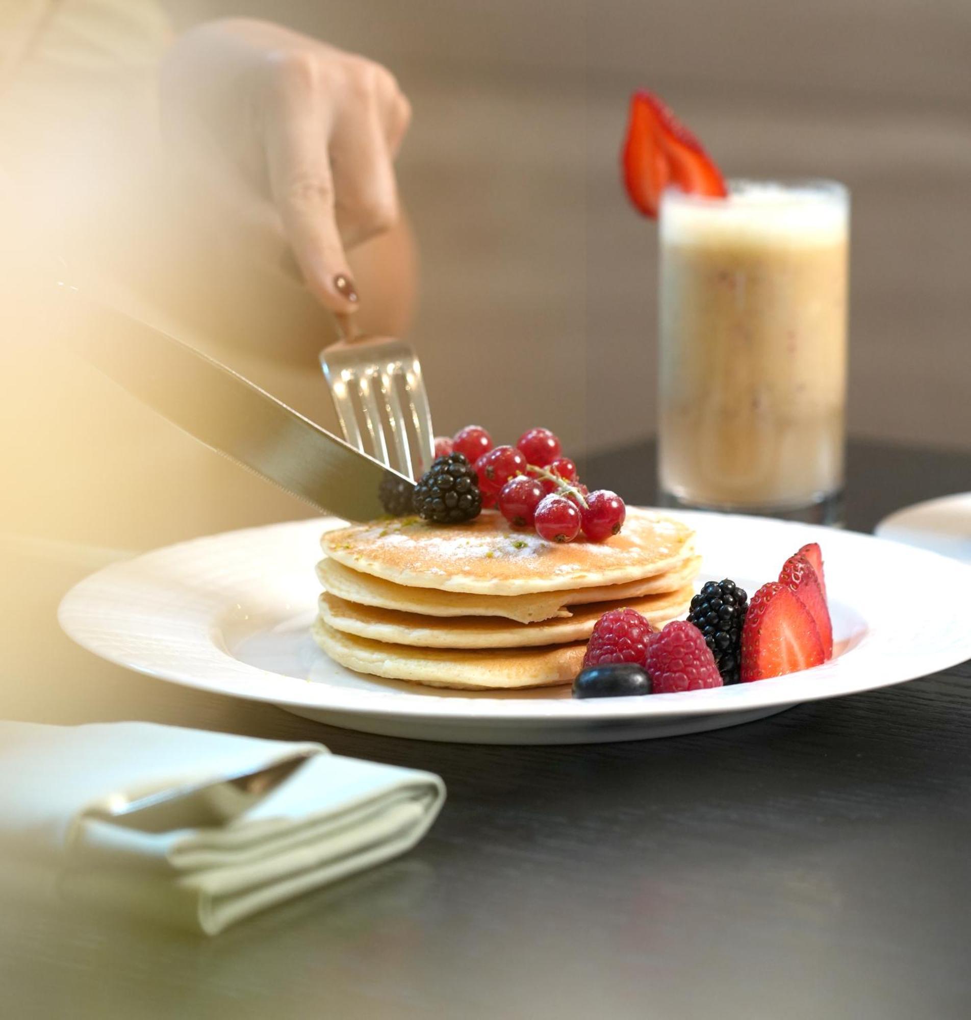 Fairmont Rijád Kültér fotó A stack of pancakes with fruit