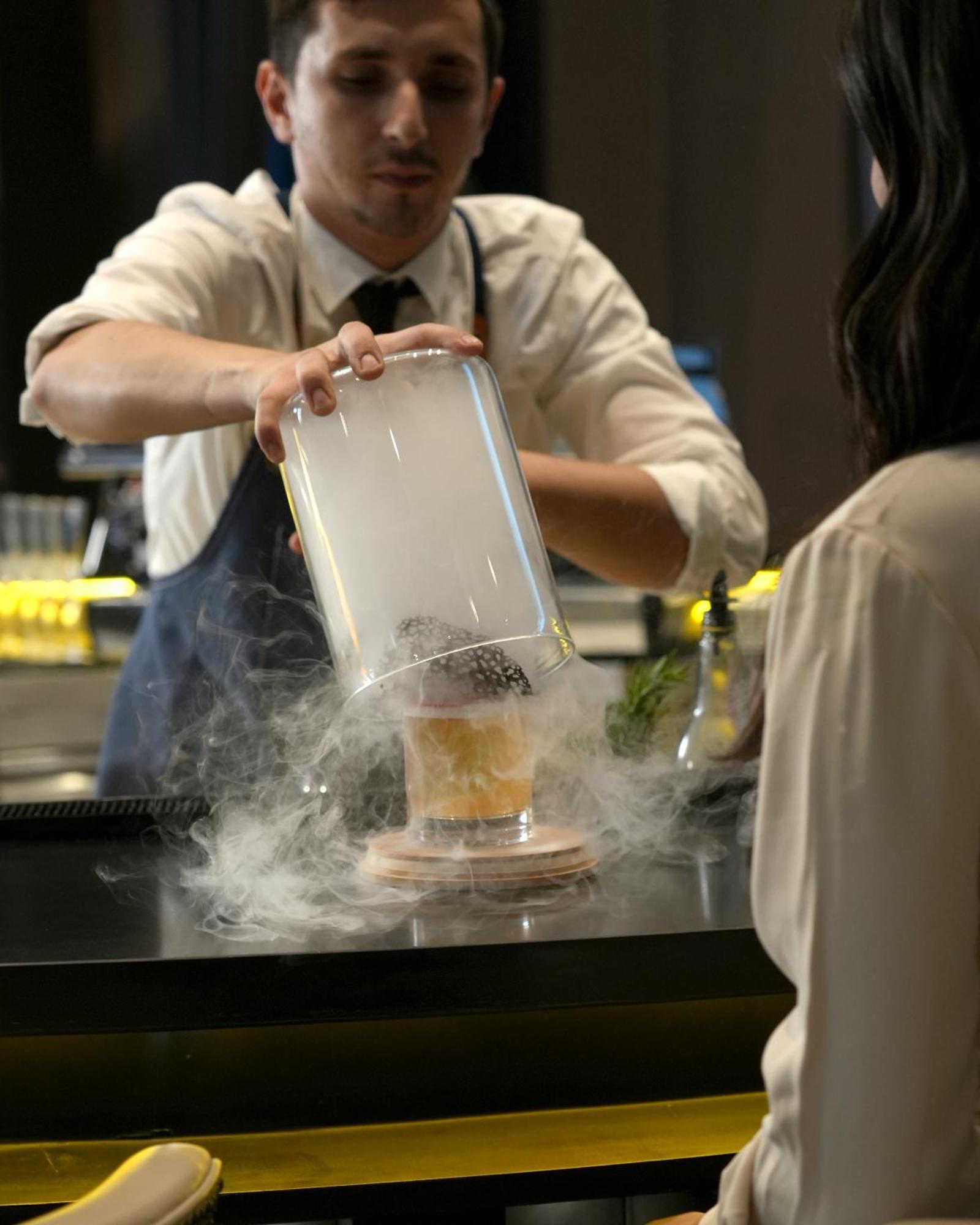 Fairmont Rijád Kültér fotó A bartender preparing a cocktail with liquid nitrogen