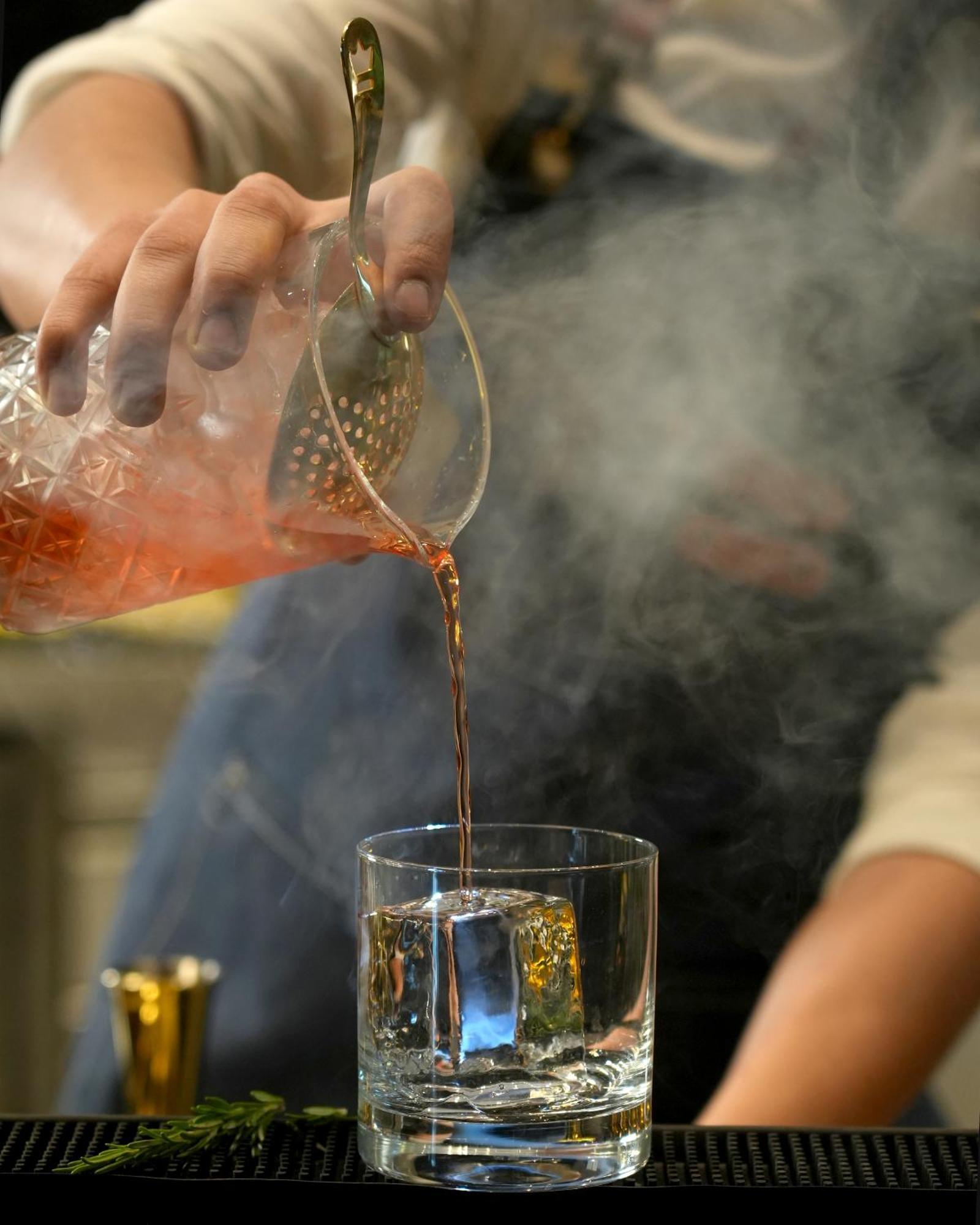 Fairmont Rijád Kültér fotó A glass of iced tea