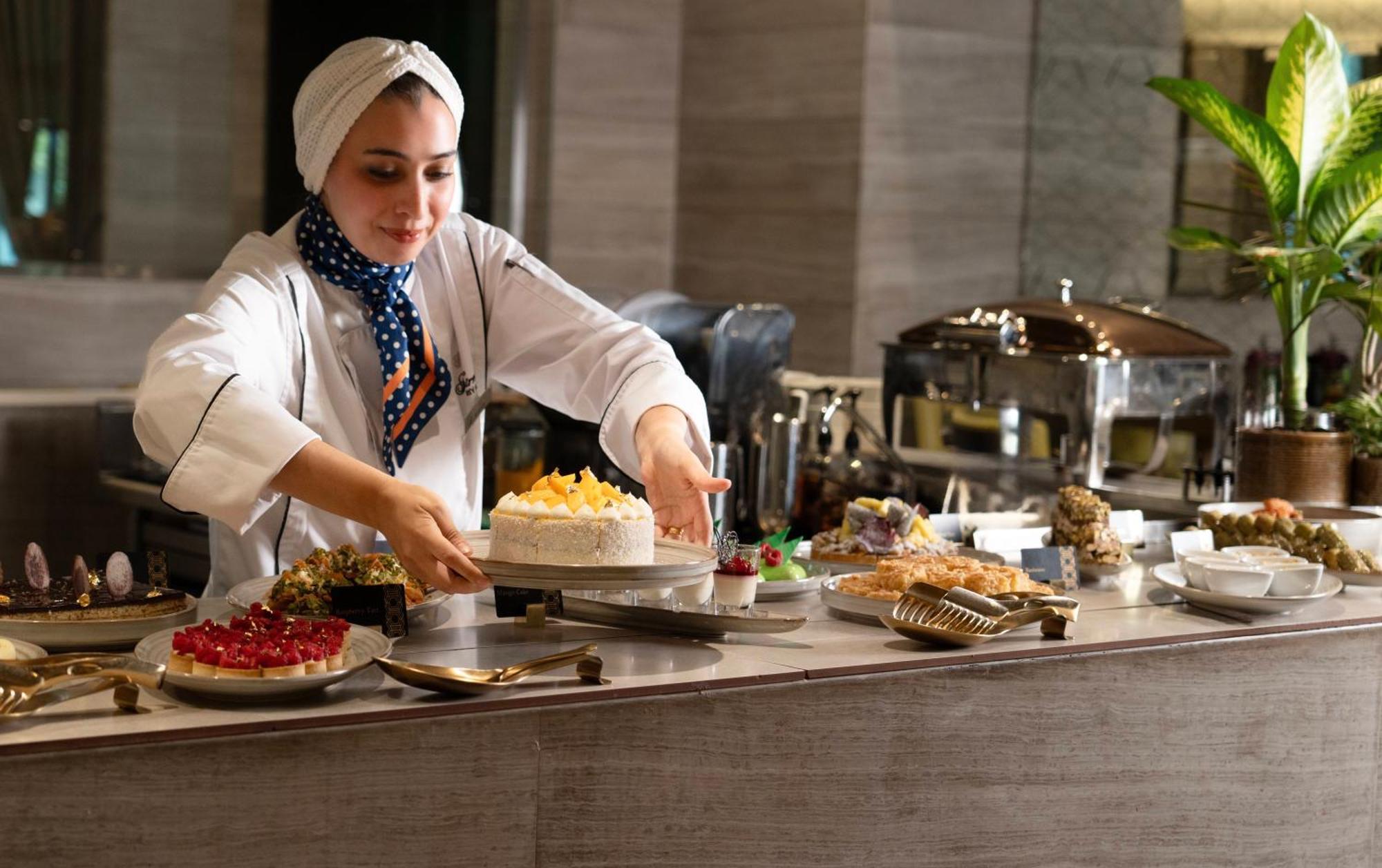 Fairmont Rijád Kültér fotó A pastry chef at work