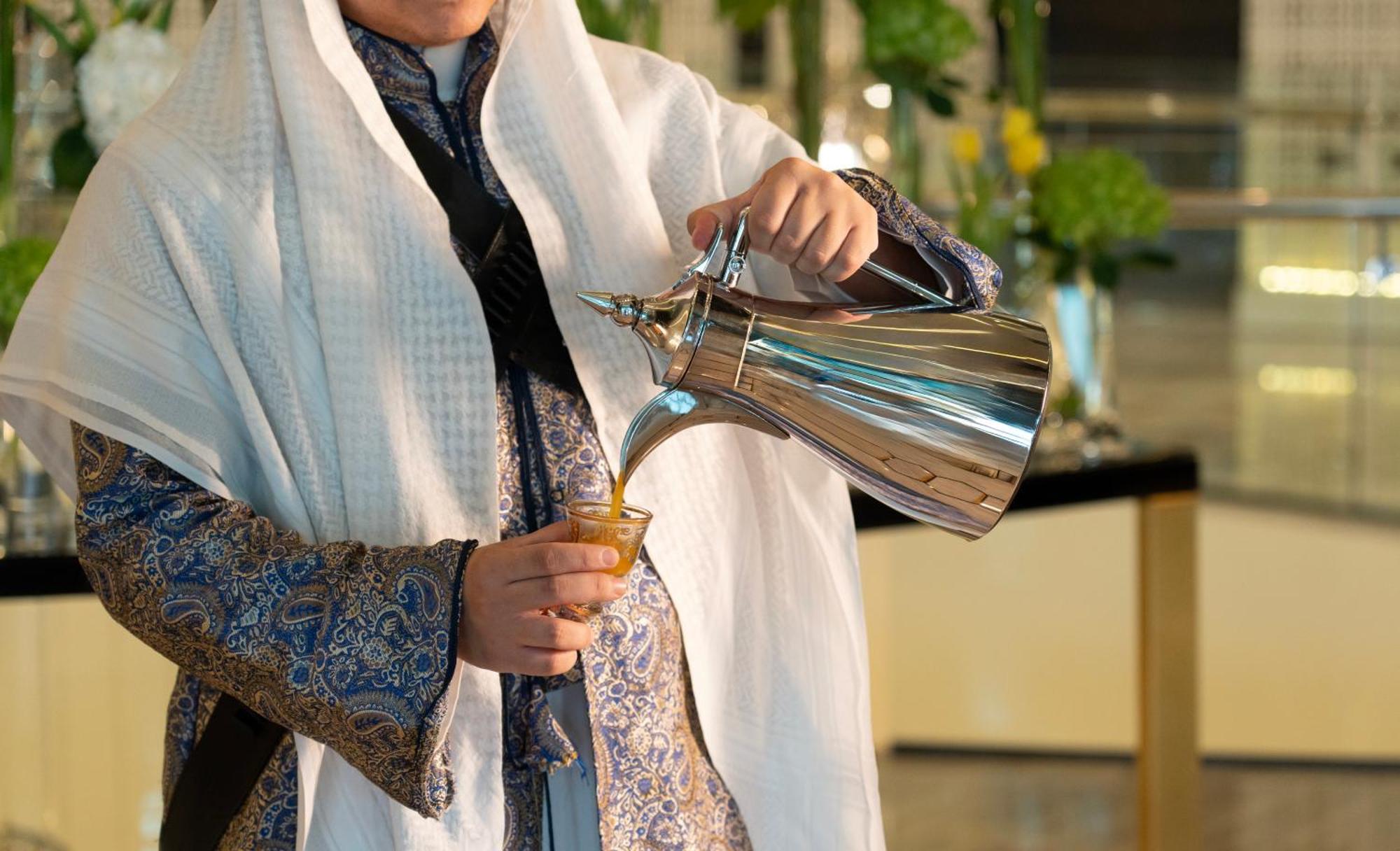 Fairmont Rijád Kültér fotó Arabic coffee being served