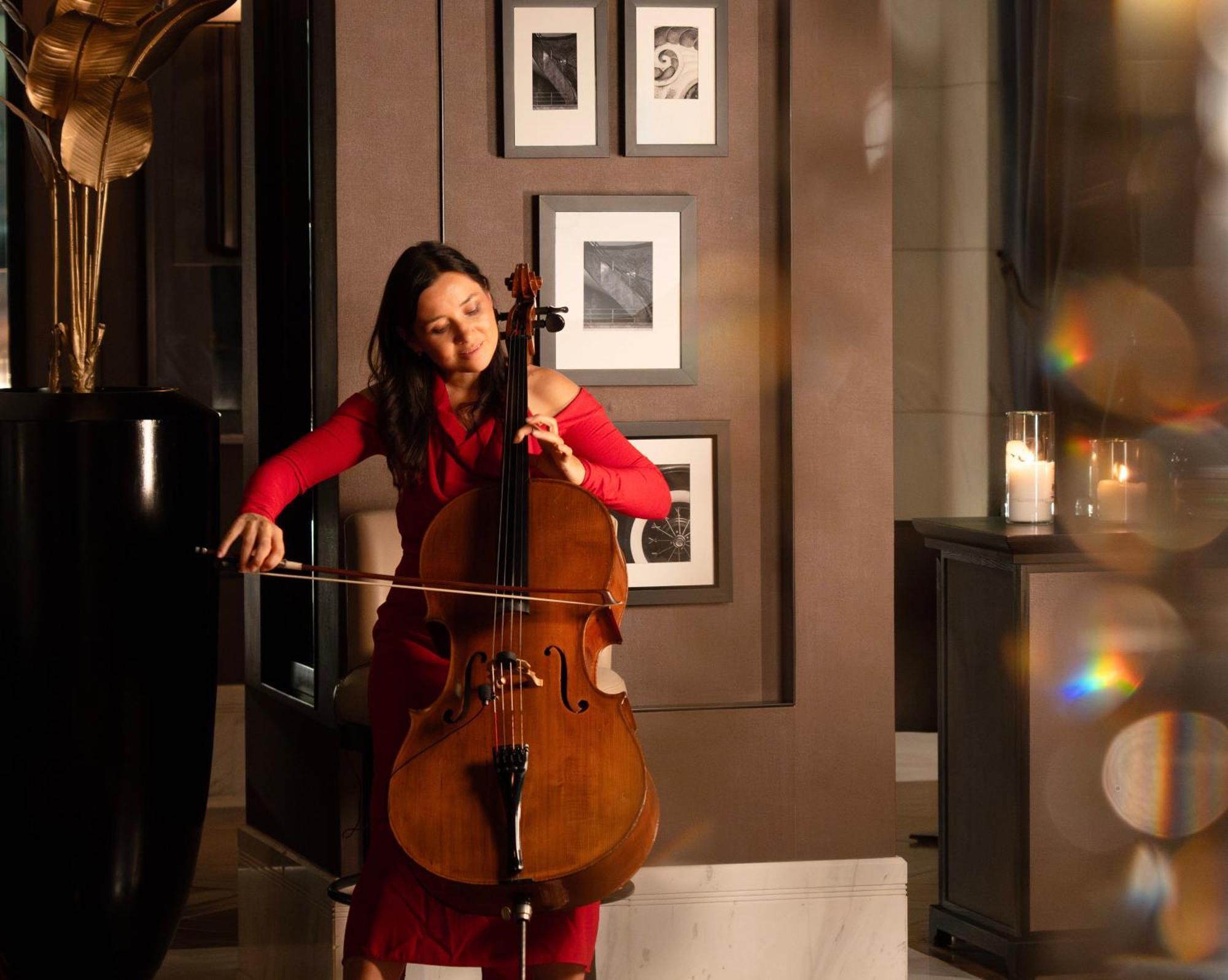 Fairmont Rijád Kültér fotó Cellist and singer