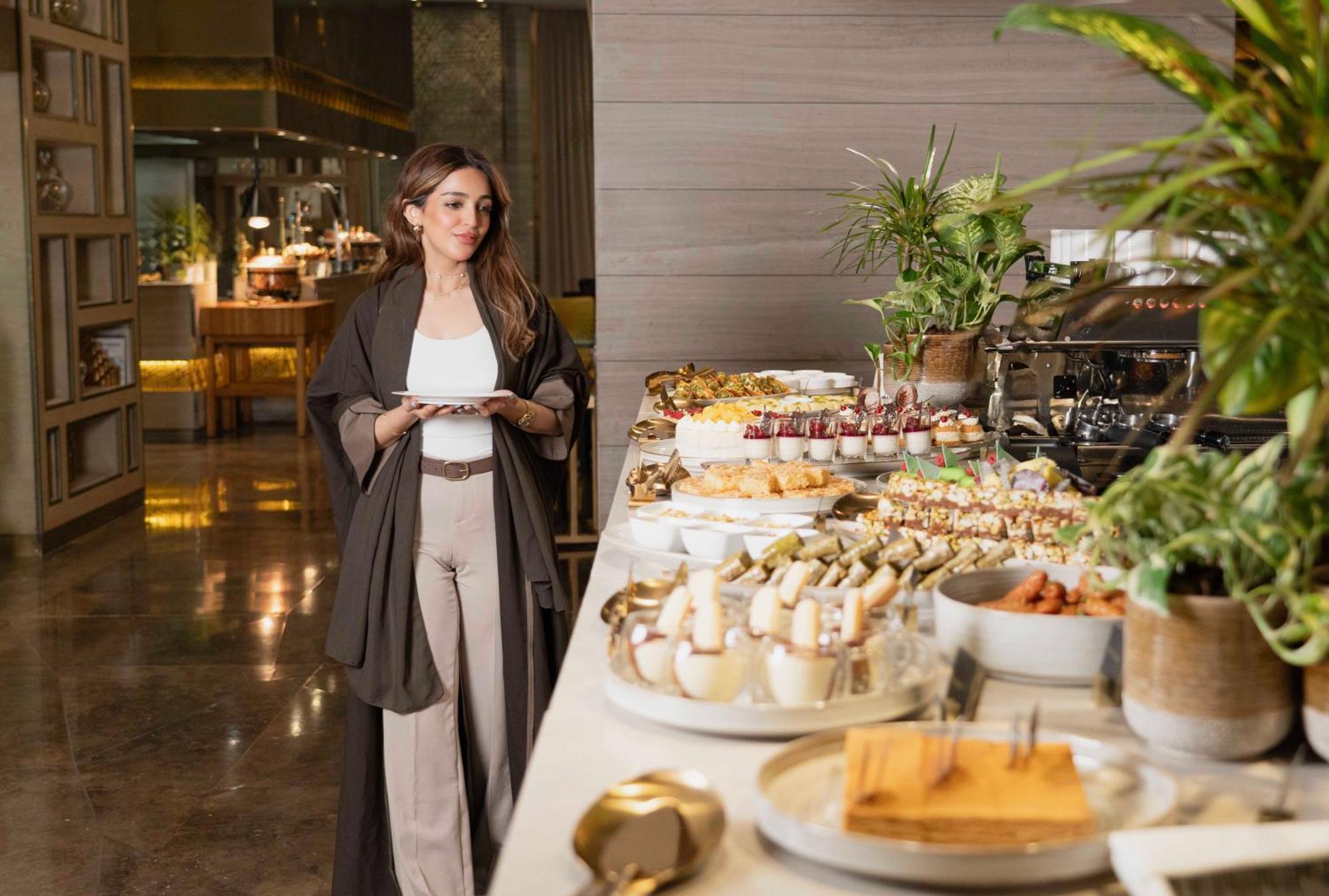 Fairmont Rijád Kültér fotó A woman wearing an abaya